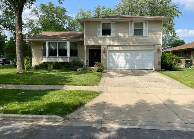 Property at 2102 E Robinhood Ln, Arlington Heights, IL, 60004, 3 beds, 2.5 baths, [object Object]