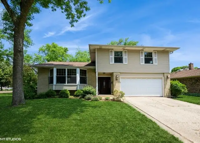 Property at 2102 E Robinhood Ln, Arlington Heights, IL, 60004, 3 beds, 2.5 baths, [object Object]