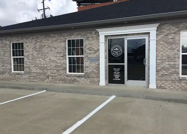 Property at Barret, Greenleaf & The Elms & IIIC Properties - 1300 N Green St, Henderson, KY, 42420, 1 bed, 1 bath, [object Object]