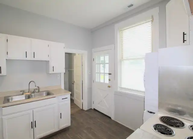 Property at 209 E Spotswood Ave, Elkton, VA, 22827, 2 beds, 1 bath, [object Object]
