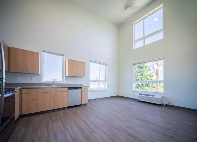 Photo of 990 Broadway St NE, Salem, OR 97301