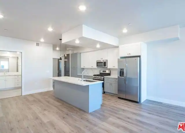 Property at 3672 Jasmine Ave Unit 203, Los Angeles, CA, 90034, 2 beds, 2 baths, [object Object]