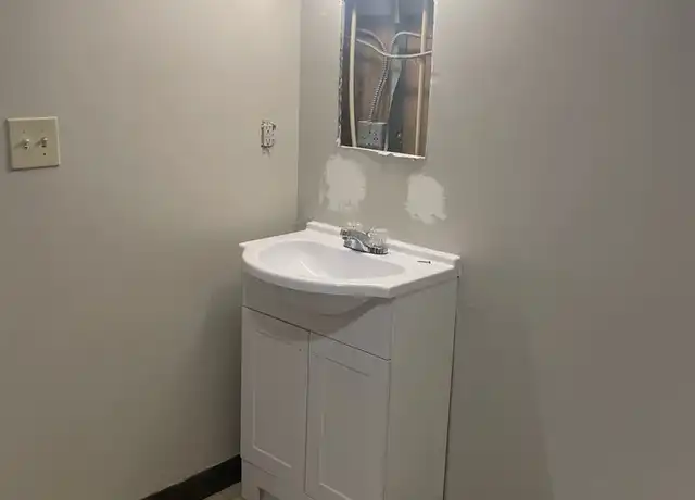 Property at 22 Elliott St, Hartford, CT, 06114, 1-2 bed, 1 bath, [object Object]
