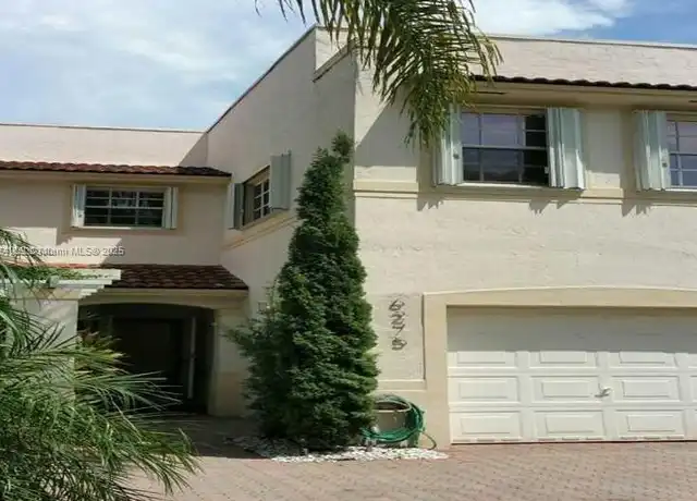 Property at 6275 NW 109th Ave, Doral, FL, 33178, 3 beds, 2.5 baths, [object Object]