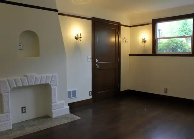 Property at 6710 Greenwood Ave N Unit 1, Seattle, WA, 98103, 2 beds, 2 baths, [object Object]