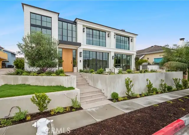 Property at 2820 Bayview Dr, Corona del Mar, CA, 92625, 3 beds, 3.5 baths, [object Object]