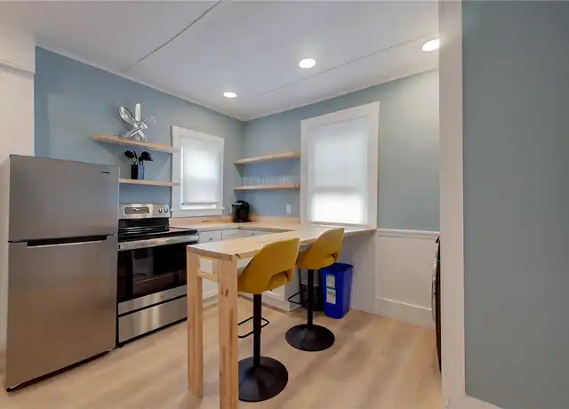 Property at 382 Spring St Unit 3, Newport, RI, 02840, 2 beds, 1 bath, [object Object]
