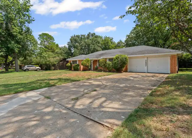 Property at 1237 Wedgewood Dr, Cleburne, TX, 76033, 3 beds, 2 baths, [object Object]