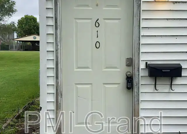 Property at 610 Richmond Ave, Mattoon, IL, 61938, 2 beds, 2 baths, [object Object]
