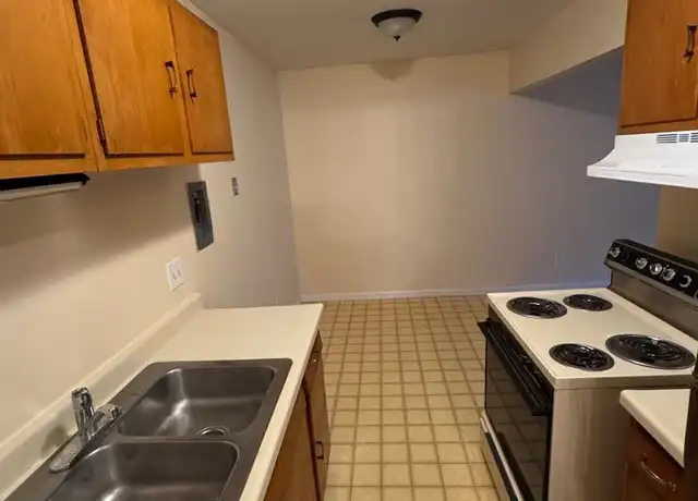 Property at 829 N Court St Unit 829-9, Rockford, IL, 61103, 1 bed, 1 bath, [object Object]