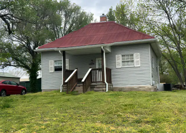 Property at 1009 E Locust St, Nevada, MO, 64772, 2 beds, 1 bath, [object Object]