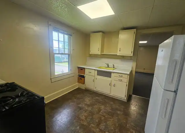 Property at 2002 Jefferson St Unit 3, Anderson, IN, 46016, 1 bed, 2 baths, [object Object]