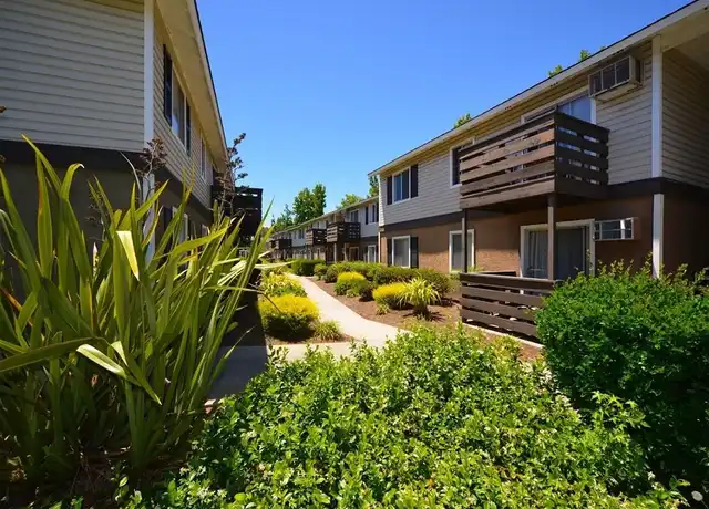 Property at Clayton Crossing Apartments - 2751 Monument Blvd, Concord, CA, 94520, 1 bed, 1 bath, [object Object]