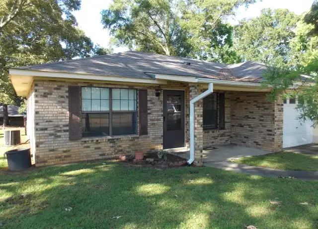 Property at 1400 White St, McComb, MS, 39648, 2 beds, 2.5 baths, [object Object]