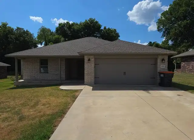 Property at 2010 S Frankfort Ave, Russellville, AR, 72802, 3 beds, 2 baths, [object Object]