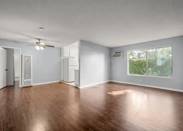 Property at 5900 Reseda Blvd, Tarzana, CA, 91356, 1 bed, 1 bath, [object Object]