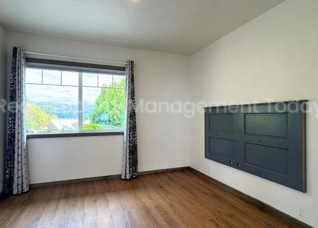 Photo of 212 Dow Ridge Dr N, Eatonville, WA 98328