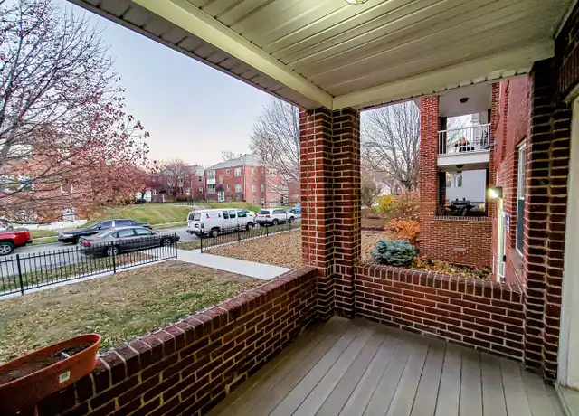 Property at 814 S 38th St Unit 2 B900, Omaha, NE, 68105, 2 beds, 1 bath, [object Object]