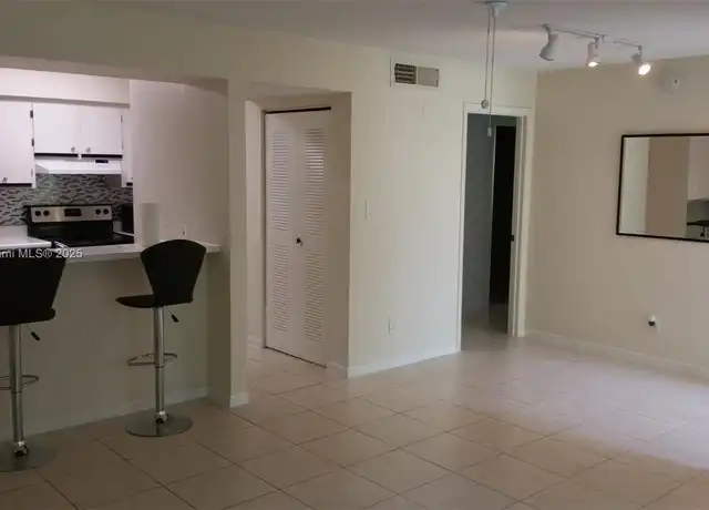Property at 550 S Park Rd Unit 17-8, Hollywood, FL, 33021, 1 bed, 1 bath, [object Object]