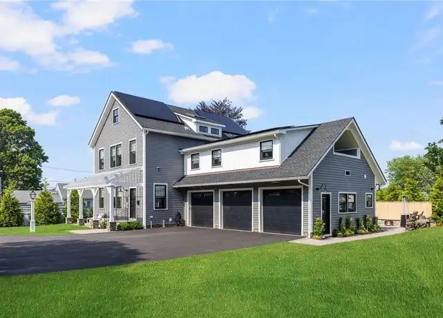 Property at 3 Oak St, Middletown, RI, 02842, 3 beds, 4.5 baths, [object Object]