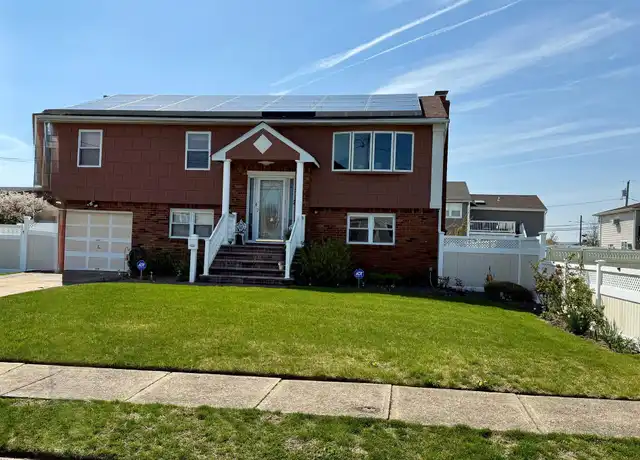 Property at 84 Surf Rd, Lindenhurst, NY, 11757, 1 bed, 1 bath, [object Object]
