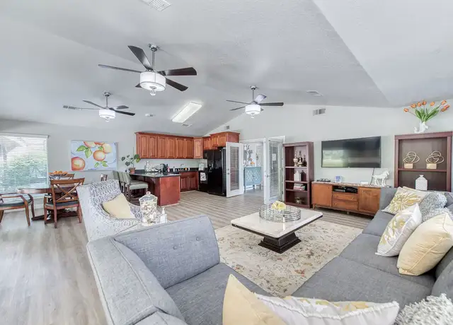 Photo of 732 Clovis Ave, Clovis, CA 93611