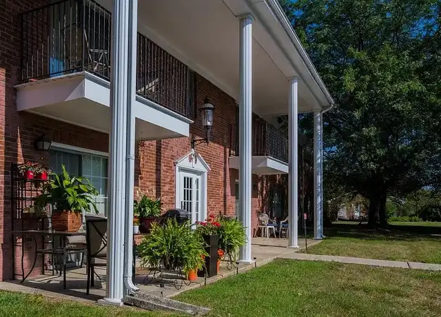 Property at Colonial Crest Apartments - 405 S Morrison Rd, Muncie, IN, 47304, 1-2 bed, 1 bath, [object Object]