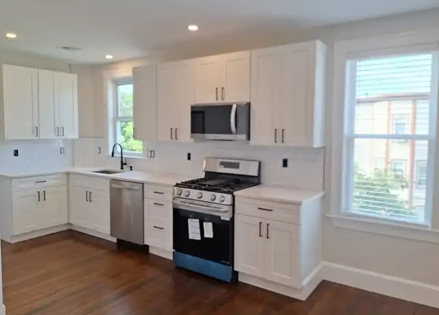 Property at 25 Beckford St Unit 3, Beverly, MA, 01915, 3 beds, 1.5 baths, [object Object]