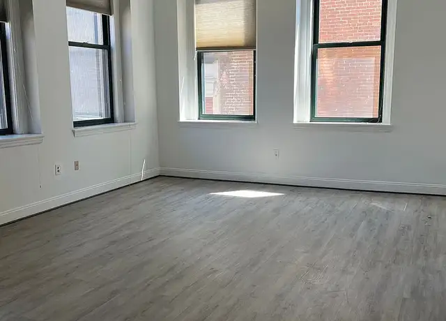 Photo of 330 N Charles St, Baltimore, MD 21201