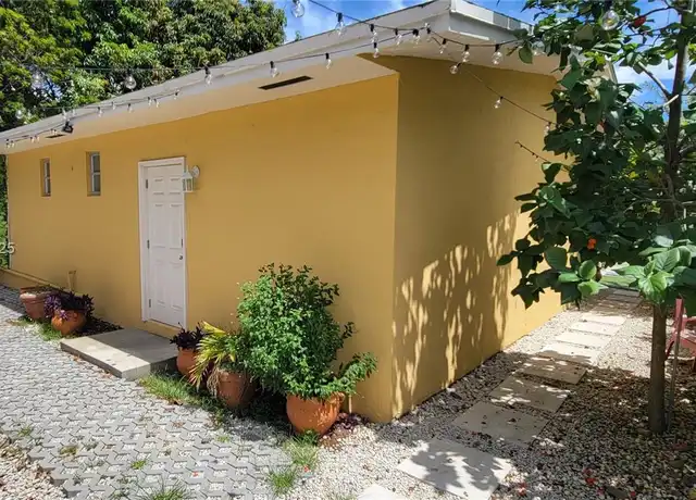 Property at 985 SW 10th St Unit 4, Miami, FL, 33130, 1 bed, 1 bath, [object Object]