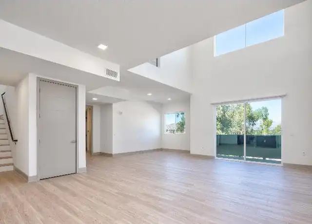 Property at 6800 Variel Ave, Canoga Park, CA, 91303, 2 beds, 2 baths, [object Object]