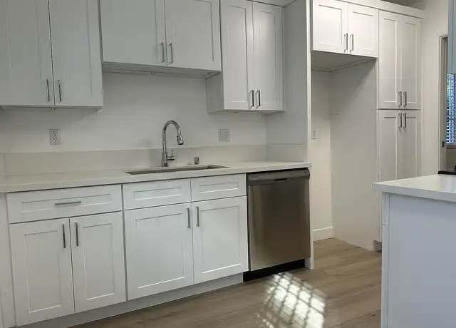 Photo of 240 N Crescent Dr, Beverly Hills, CA 90210
