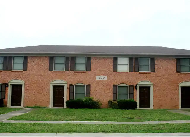 Property at 300 Churchill Dr Unit DR2, Richmond, KY, 40475, 2 beds, 1.5 baths, [object Object]