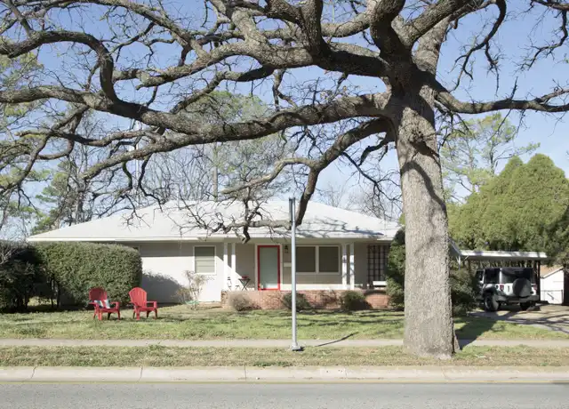 Property at 2425 N Locust St, Denton, TX, 76209, 2 beds, 1 bath, [object Object]