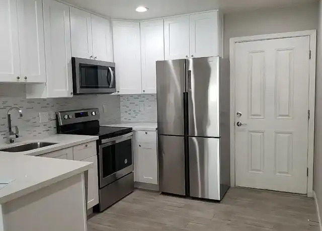 Property at Roma Village Apartments - 933 E Roma Ave, Phoenix, AZ, 85014, 2 beds, 2 baths, [object Object]