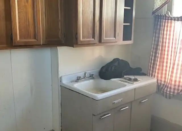 Property at 658 E Walnut St Unit 3, Frankfort, IN, 46041, 1 bed, 1 bath, [object Object]