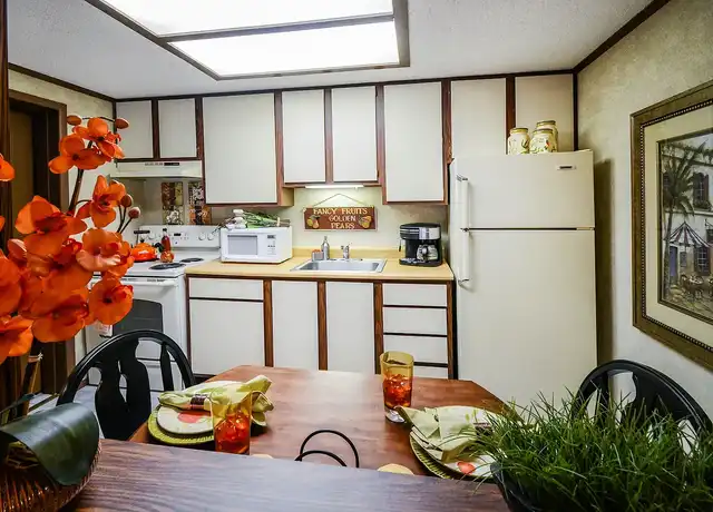 Property at Rowanoake Apartments - 9121 Ranch Rd, Streetsboro, OH, 44241, 1 bed, 1 bath, [object Object]