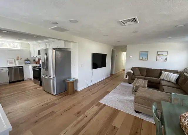 Property at 40 Hemlock Ave Unit 1, Narragansett, RI, 02882, 3 beds, 1 bath, [object Object]