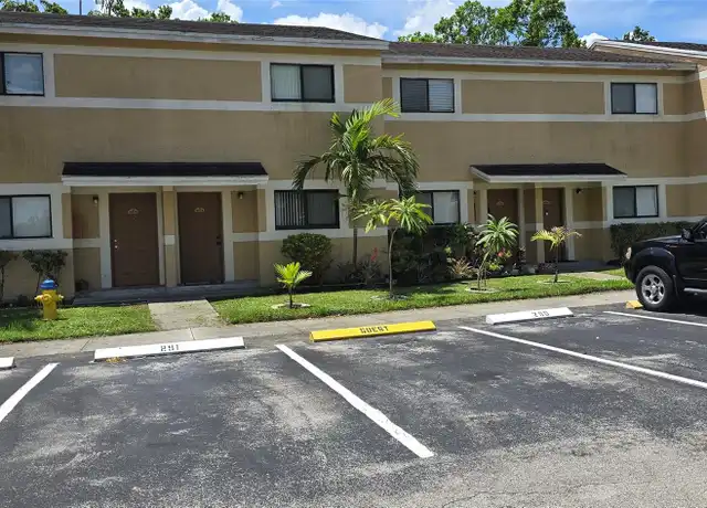 Property at 9478 Palm Cir S, Pembroke Pines, FL, 33025, 2 beds, 2.5 baths, [object Object]