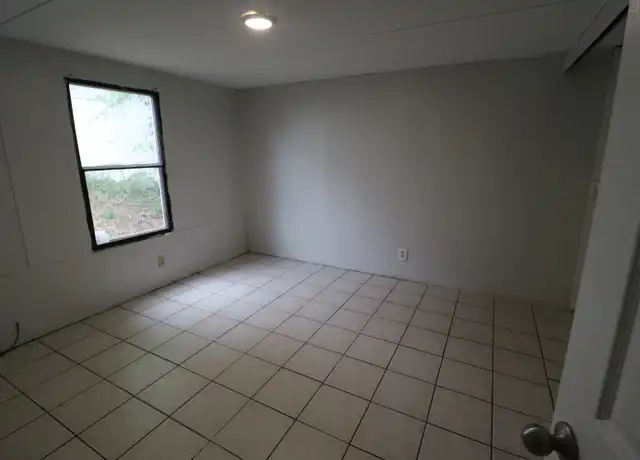 Property at 2009 Greenway St Unit 10, Kingsport, TN, 37660, 2 beds, 1 bath, [object Object]