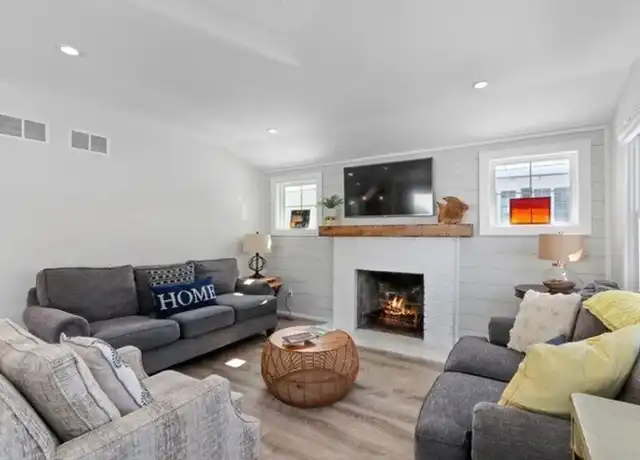Property at 15 Geneva Ln, Fontana, WI, 53125, 2 beds, 1 bath, [object Object]