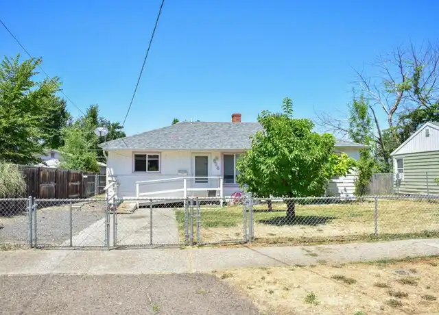 Property at 924 Mt Pitt Ave, Medford, OR, 97501, 3 beds, 2 baths, [object Object]