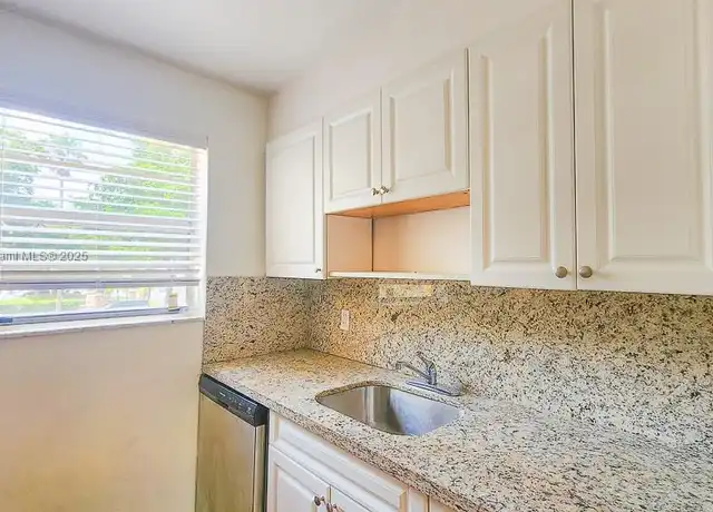 Property at 11 Edgewater Dr Unit 8, Coral Gables, FL, 33133, 2 beds, 1.5 baths, [object Object]