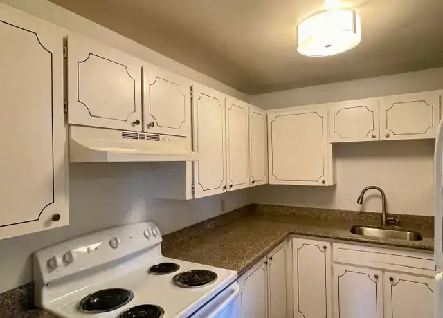 Property at Avalon Apartments - 3060 SW Avalon Way, Seattle, WA, 98126, 2 beds, 1 bath, [object Object]