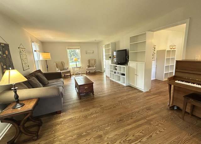 Photo of 1001 Eddy Ct, Wheaton, IL 60187