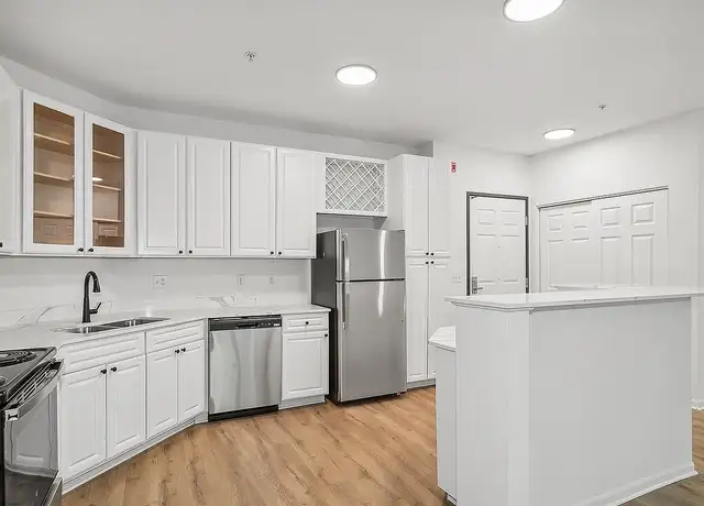 Photo of 1020 W Medicine Lake Dr, Minneapolis, MN 55441