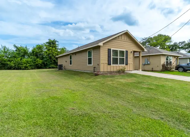 Property at 729 W Ash St, Angleton, TX, 77515, 3 beds, 1 bath, [object Object]