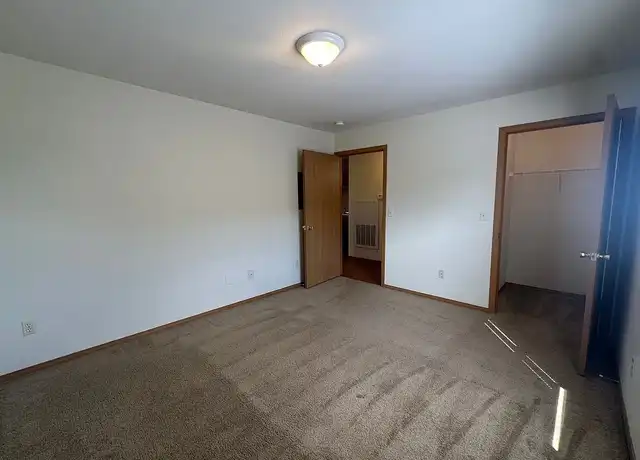 Property at Main & Veterans Crossing - 1 Toms Dr, Bloomington, IL, 61701, 1 bed, 1 bath, [object Object]