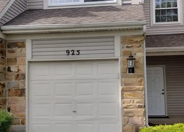Property at 925 Mesa Dr, Lake in the Hills, IL, 60156, 2 beds, 1.5 baths, [object Object]