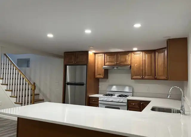 Property at 7 Lexington Ave Unit B, Boston, MA, 02136, 3 beds, 1 bath, [object Object]
